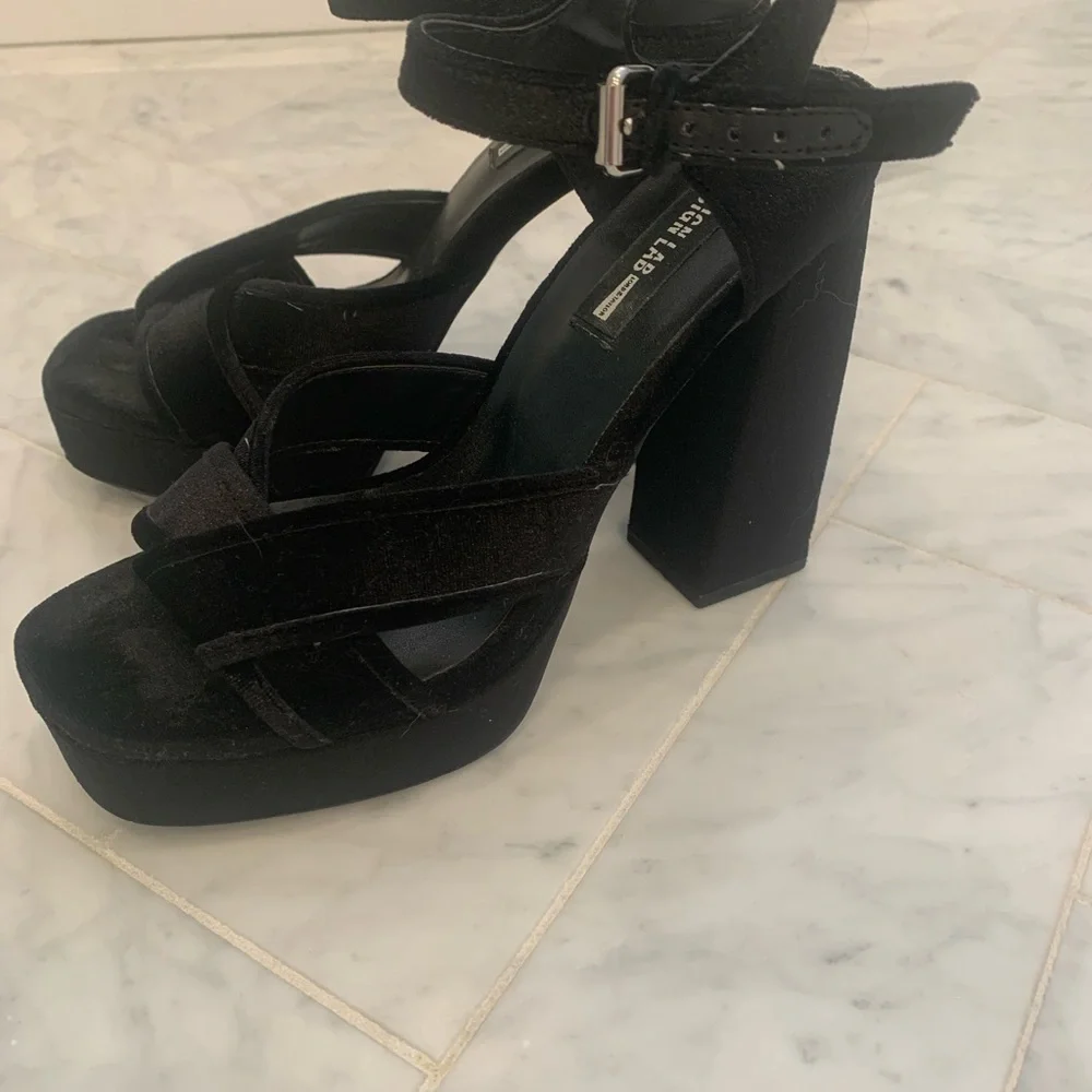 𝅺DESIGN LAB Black Velvet platform shoes stacked heel size 7